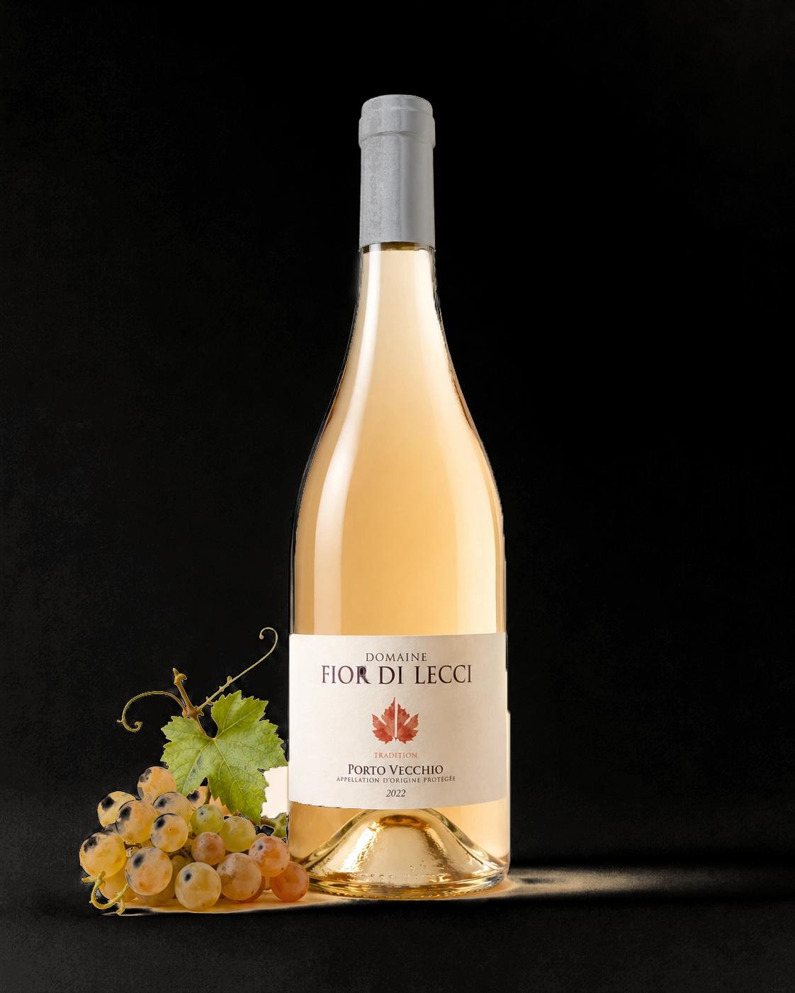 Une bouteille de rosé du domaine devant un fût de chêne